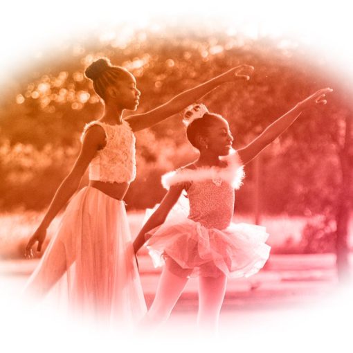 deux enfants pratiquants la danse dans la nature