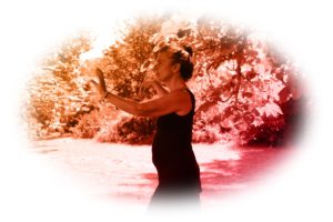 Une femme pratiquant le Tai Chi