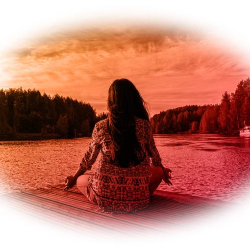 Une femme assise en lotus médite devant un lac