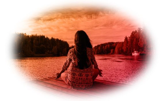 Une femme assise en lotus médite devant un lac